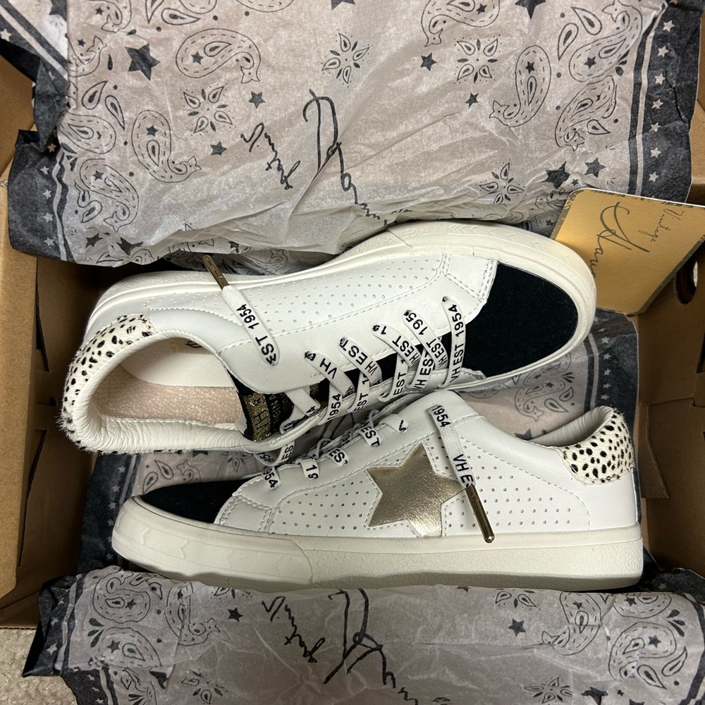 NEVER WORN Vintage Havana White and Black Sneakers